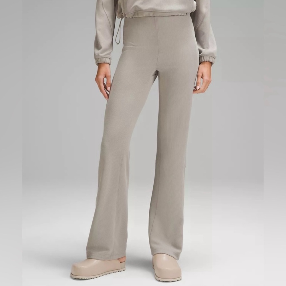 Lululemon NWT Brushed Softstreme Rib Zip Flare 32.5" size 6 color: riverstone